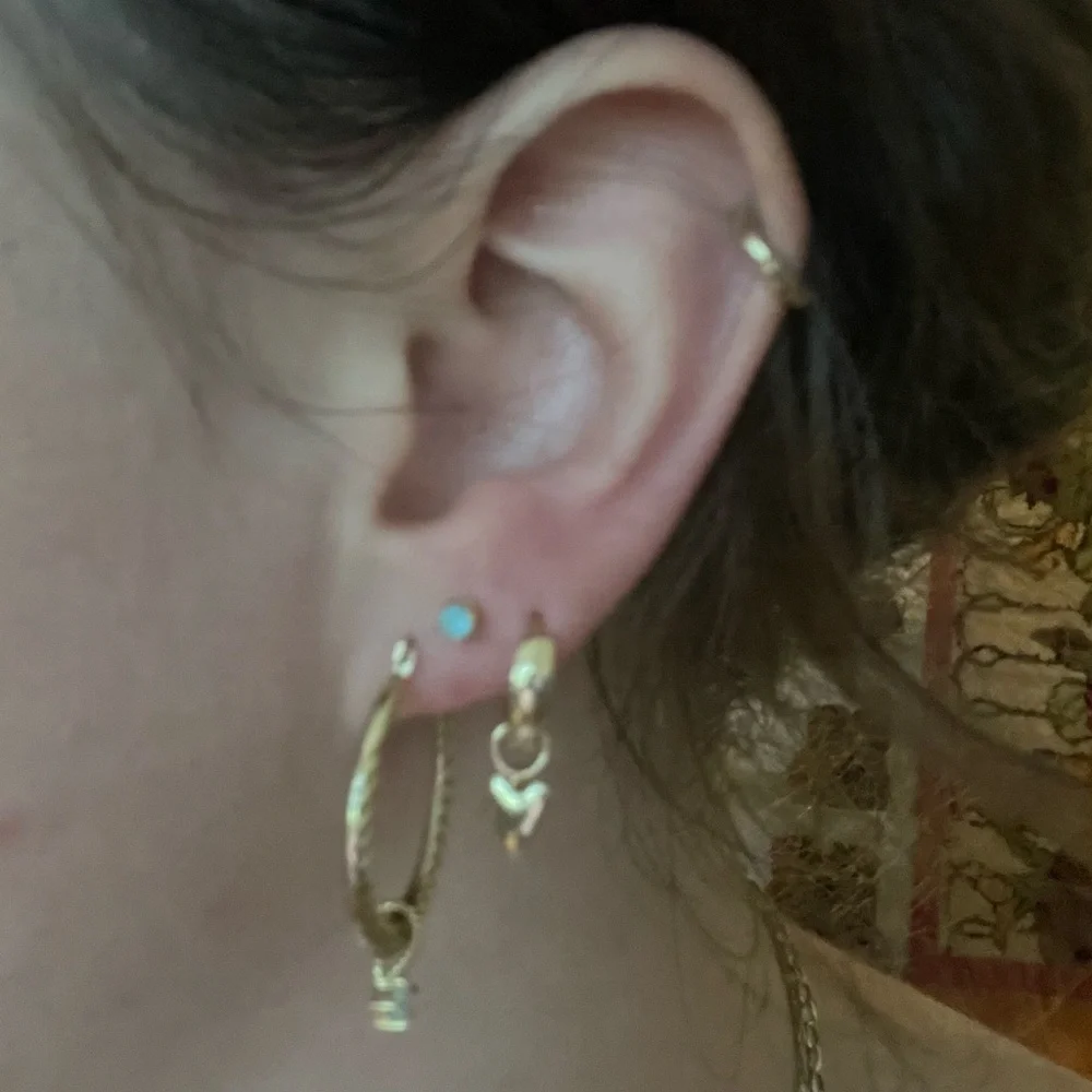 solid 10k gold studs - Picture 6 of 6
